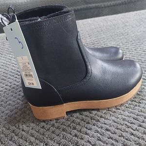 NWT Girls Size 1 Short Boot